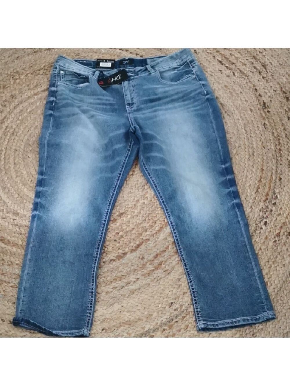 NWT Vintage DH3 Mid rise med wash straight leg jeans with stretch. Size 12